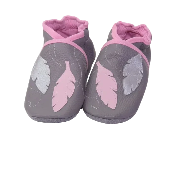 Chaussons bébé en cuir souple gris avec plumes rose et argent appliquées, finitions rose poudré.