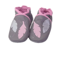 Chaussons bébé en cuir souple gris avec plumes rose et argent appliquées, finitions rose poudré.