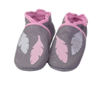 Chaussons bébé en cuir souple gris avec plumes rose et argent appliquées, finitions rose poudré.