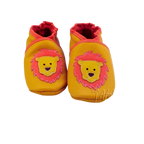 Chaussons bébé en cuir souple jaune avec tête de lion orange et jaune, fabrication artisanale française.