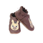 Chaussons bébé en cuir souple marron avec tête d’âne, vue en biais montrant la texture du cuir et la forme enveloppante.