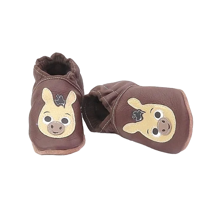 Chaussons bébé en cuir souple marron motif âne, vue croisée mettant en valeur la souplesse du cuir et les finitions ton sur ton.