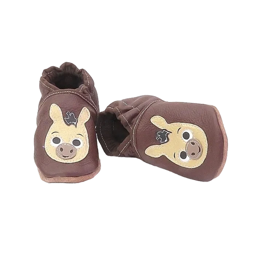 Chaussons bébé en cuir souple marron motif âne, vue croisée mettant en valeur la souplesse du cuir et les finitions ton sur ton.