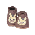 Chaussons en cuir souple artisanaux marron pour bébé avec tête d’âne beige appliquée sur chaque pied.
