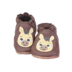 Chaussons en cuir souple artisanaux marron pour bébé avec tête d’âne beige appliquée sur chaque pied.