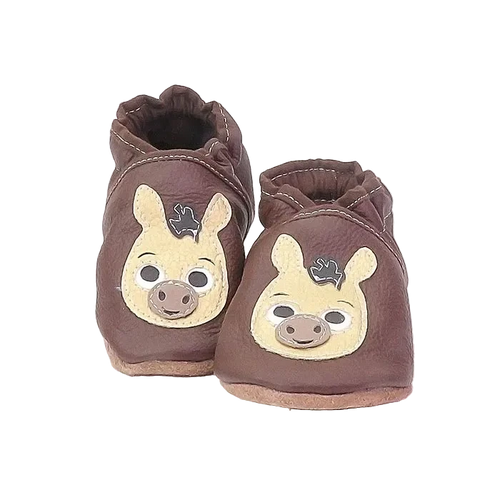 Chaussons en cuir souple artisanaux marron pour bébé avec tête d’âne beige appliquée sur chaque pied.