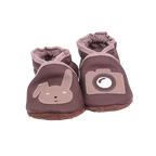 Chaussons bébé en cuir souple marron motif lapin et appareil photo, vue de face mettant en valeur les appliqués et les finitions ton sur ton.