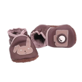Chaussons en cuir souple artisanaux marron pour bébé avec tête de lapin sur un pied et appareil photo illustré sur l’autre, tons vieux rose.