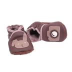 Chaussons en cuir souple artisanaux marron pour bébé avec tête de lapin sur un pied et appareil photo illustré sur l’autre, tons vieux rose.