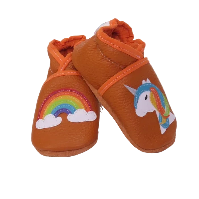 Ensemble de chaussons bébé marron motif licorne et arc-en-ciel.