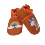 Ensemble de chaussons bébé marron motif licorne et arc-en-ciel.