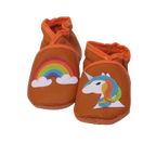 Chaussons bébé en cuir souple marron avec motif licorne et arc-en-ciel.
