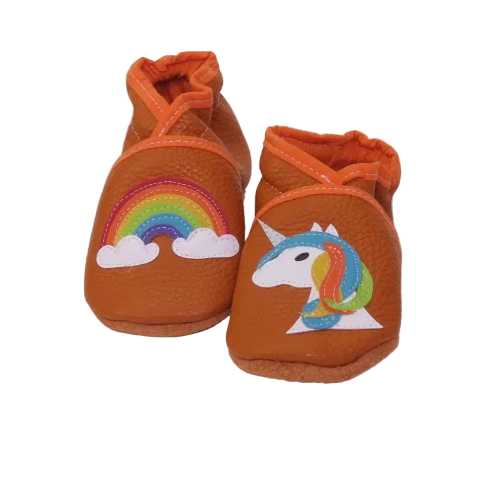 Chaussons bébé en cuir souple marron avec motif licorne et arc-en-ciel.