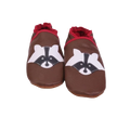 Chaussons en cuir souple artisanaux marron pour bébé avec tête de raton laveur noire et blanche, finitions rouges.