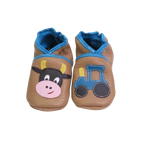 Chaussons bébé marron en cuir souple motif vache et tracteur.