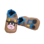 Chaussons bébé marron vache et tracteur en cuir souple, vue inclinée.