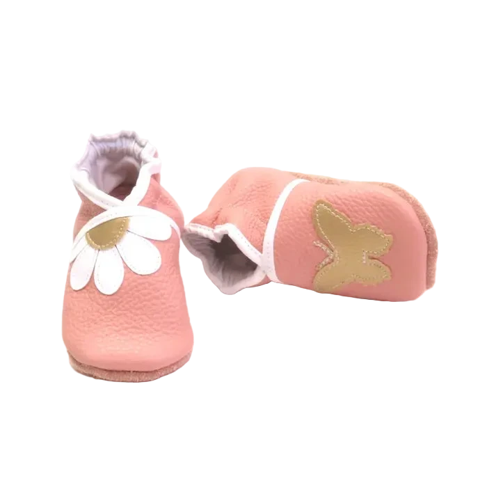 Chaussons bébé pêche clair motif marguerite et papillon doré.