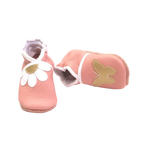 Chaussons bébé pêche clair motif marguerite et papillon doré.