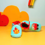 Chaussons bébé en cuir souple bleu menthe avec motif flamme et camion de pompier rouge, fabrication artisanale française.
