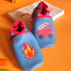 Chaussons en cuir souple pour bébé coloris bleu avec motif camion de pompier et flamme rouge, vue de face