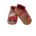 Chaussons bébé en cuir souple camel avec camion de pompier rouge et flamme brodée, vue croisée.