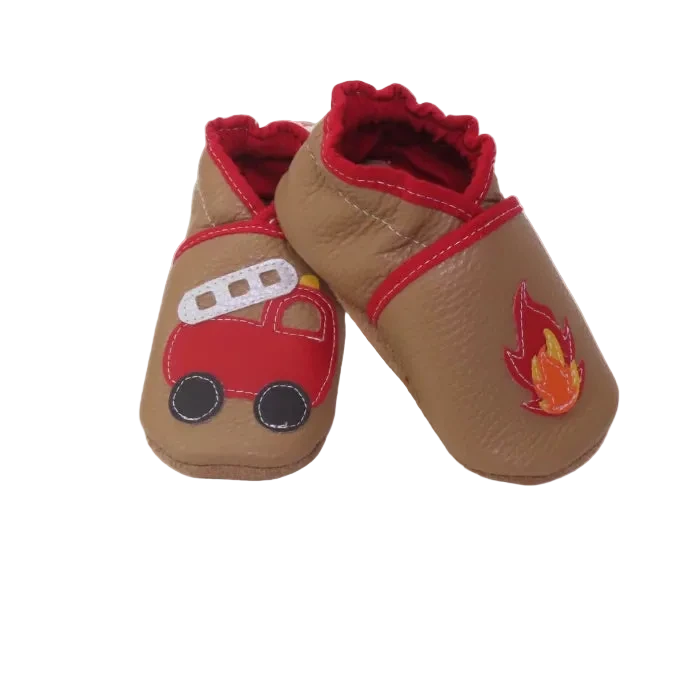 Chaussons bébé en cuir souple camel avec camion de pompier rouge et flamme brodée, vue croisée.