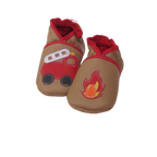 Chaussons en cuir souple pour bébé coloris camel avec motif camion de pompier et flamme rouge, vue de face.