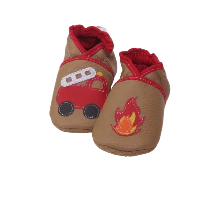 Chaussons en cuir souple pour bébé coloris camel avec motif camion de pompier et flamme rouge, vue de face.