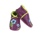 Chaussons bébé en cuir souple prune avec fleurs bleu clair et feuilles vertes, modèle artisanal coloré.
