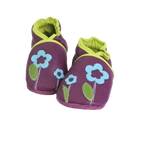 Chaussons en cuir souple prune pour bébé avec motif fleurs appliquées et détails contrastés vert anis.