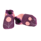 Chaussons en cuir souple pour bébé coloris prune et rose avec motif fleurs, vue croisée mettant en valeur les finitions.