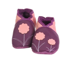 Chaussons bébé en cuir souple prune et rose poudré avec fleurs décoratives cousues, vue de face.