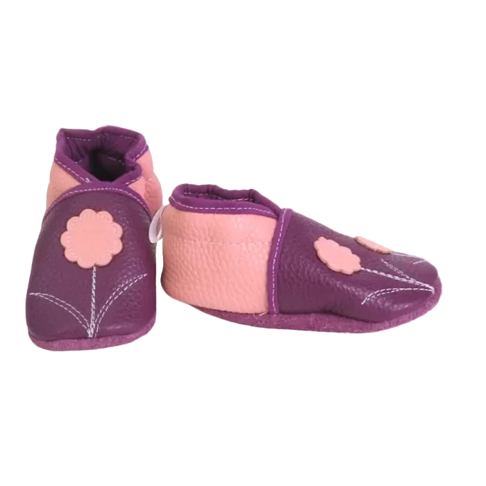 Chaussons bébé en cuir souple prune et rose poudré avec fleurs appliquées, fabrication artisanale française.