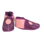 Chaussons bébé en cuir souple prune et rose poudré avec fleurs appliquées, fabrication artisanale française.