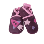 Chaussons bébé en cuir souple prune avec fusée rose et étoiles décoratives, fabrication artisanale française.