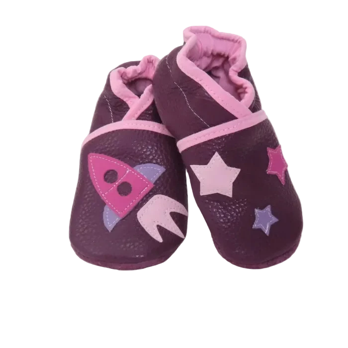 Chaussons bébé en cuir souple prune avec fusée rose et étoiles décoratives, fabrication artisanale française.