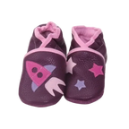 Chaussons en cuir souple pour bébé prune et rose avec motif fusée et étoiles, vue de face.