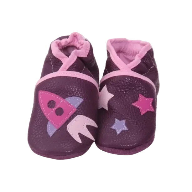 Chaussons en cuir souple pour bébé prune et rose avec motif fusée et étoiles, vue de face.
