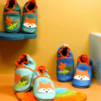 Chaussons bébé en cuir souple motif renard et feuilles, disponibles en plusieurs couleurs.