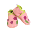 Chaussons bébé en cuir souple rose avec fleurs violettes et feuilles vertes appliquées, fabrication artisanale.