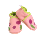 Chaussons bébé en cuir souple rose avec fleurs violettes et feuilles vertes appliquées, fabrication artisanale.