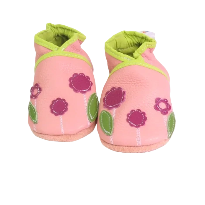 Chaussons en cuir souple rose pour bébé avec motif fleurs décoratives et finitions vert anis.