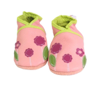 Chaussons en cuir souple rose pour bébé avec motif fleurs décoratives et finitions vert anis.