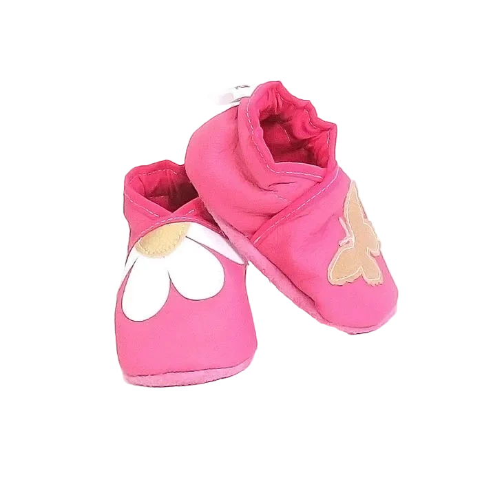 Chaussons bébé rose motif marguerite et papillon doré en cuir souple.