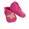 Chaussons bébé en cuir souple rose avec papillon beige, vue inclinée.