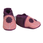 Chaussons bébé en cuir souple rose poudré et prune avec fleur appliquée, fabrication artisanale.