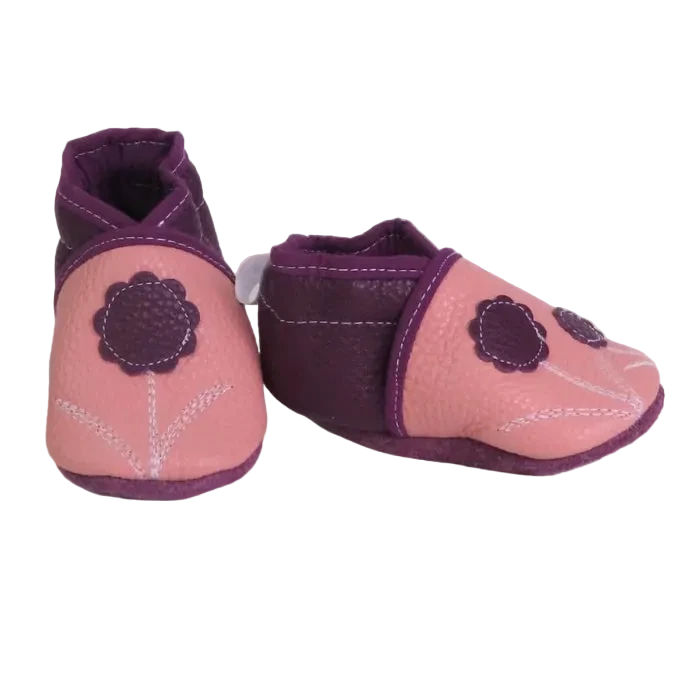 Chaussons bébé en cuir souple rose poudré et prune avec fleur appliquée, fabrication artisanale.