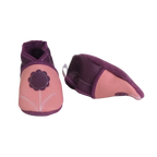 Chaussons en cuir souple pour bébé rose et prune avec motif fleur, vue latérale.