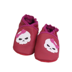 Chaussons bébé rose motif tête de mort avec nœud rose.