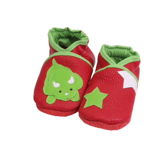 Chaussons bébé en cuir souple rouge avec dinosaure vert et étoile.